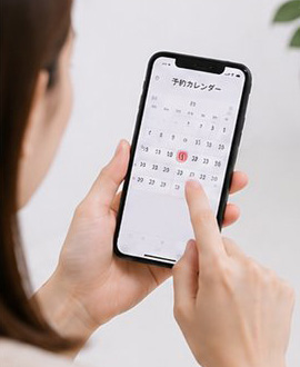 スマホで予約している女性